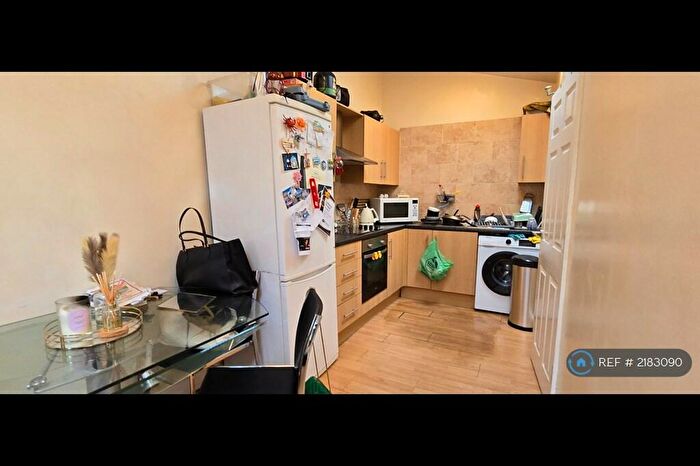 2 Bedroom Flat To Rent In Meanwood Road, Leeds, LS6