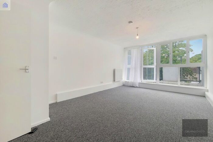 3 Bedroom Maisonette To Rent In Northwood Way, London, SE19