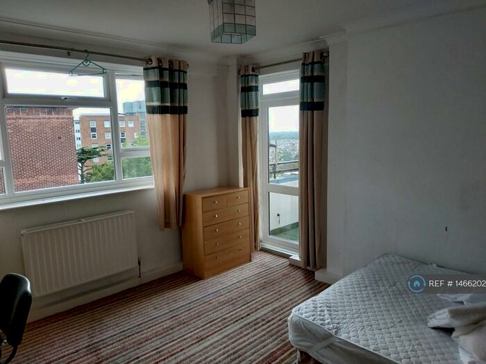 4 Bedroom Flat To Rent In Cumberland House, Kingston Upon Thames, KT2