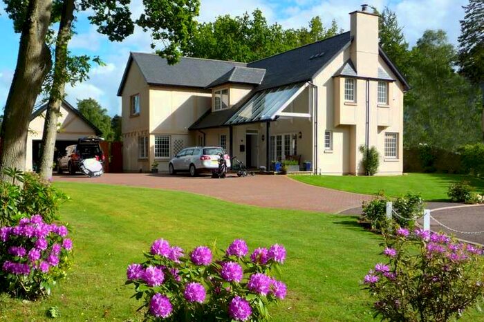 4 Bedroom Detached House For Sale In Pinel Grove, Murthly, Perth, PH1