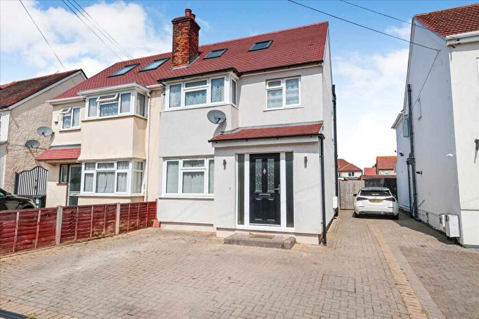 4 Bedroom Semi-Detached House For Sale In Carlisle Road, Slough, SL1