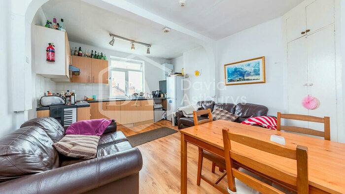 4 Bedroom Apartment To Rent In Tottenham Lane, Crouch End, London, N8