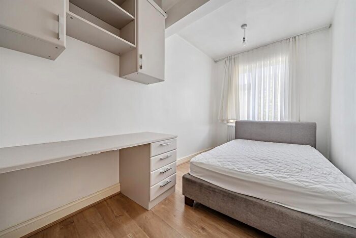 4 Bedroom End Of Terrace House For Sale In Eastbury Avenue, Enfield, EN1