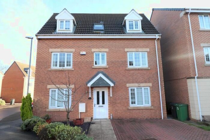 4 Bedroom Semi-Detached House To Rent In Murray Way, Leeds, West Yorkshire, LS10
