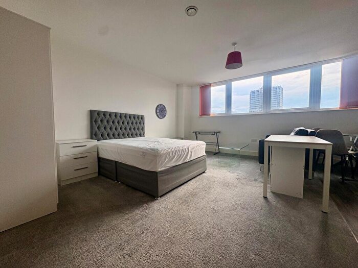 Apartment To Rent In Town Centre, SN1