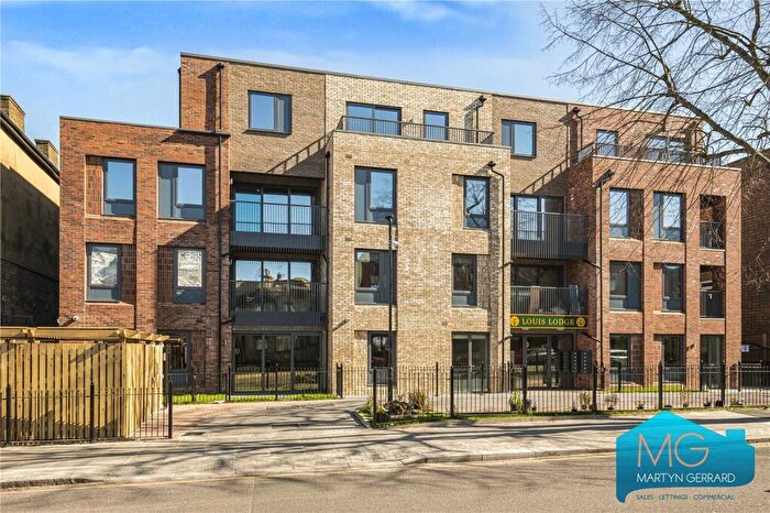 3 Bedroom Apartment For Sale In Brownlow Road, London, N11
