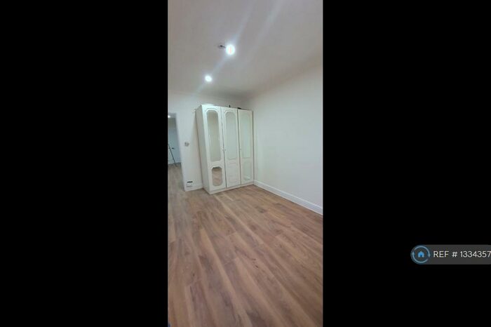 2 Bedroom Flat To Rent In De Vere Gardens, Ilford, IG1