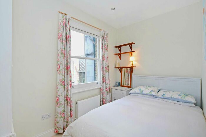 3 Bedroom Flat To Rent In Munster Road, Fulham, London SW6