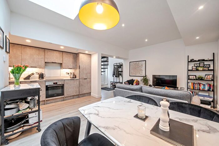 1 Bedroom Maisonette For Sale In Kingston Road, Raynes Park, London, SW20