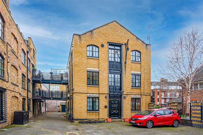 2 Bedroom Flat To Rent In Maltings Place, Tower Bridge Road, London, SE1