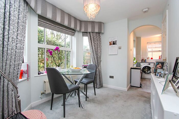 2 Bedroom Flat For Sale In Gunner Grove, Montgomery House, B75