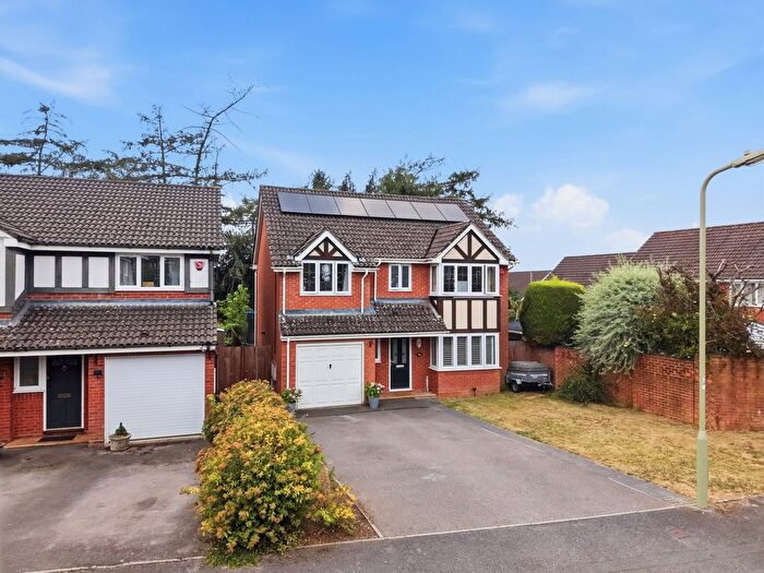 4 Bedroom Detached House For Sale In Reads Field, Four Marks, GU34