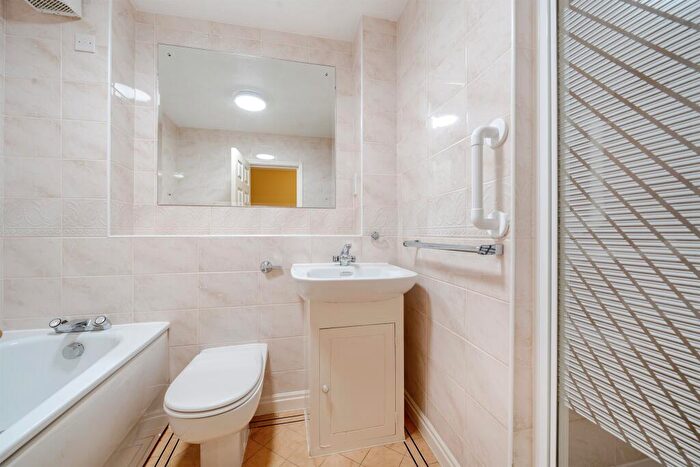 2 Bedroom Flat For Sale In Crescent Road, Enfield, EN2