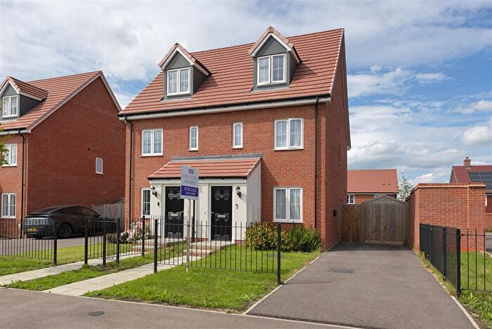 3 Bedroom Town House For Sale In Tully Drive, Paddock Wood, Tonbridge, TN12