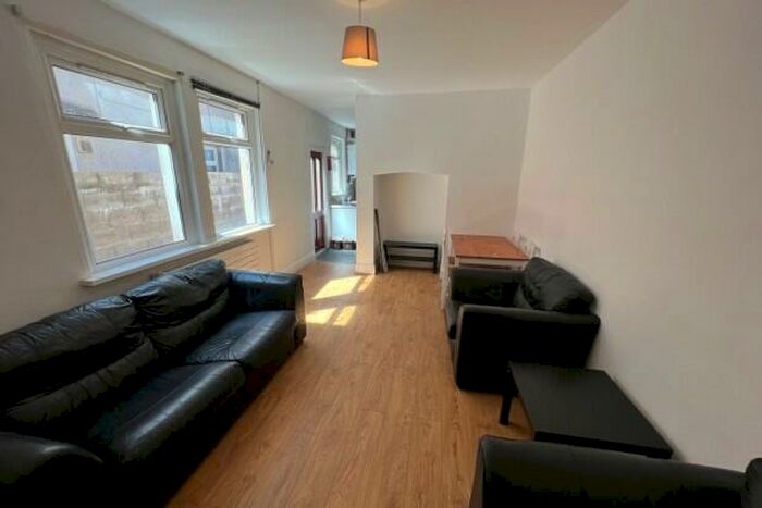 5 Bedroom Terraced House To Rent In Cathays Terrace Cardiff, CF24