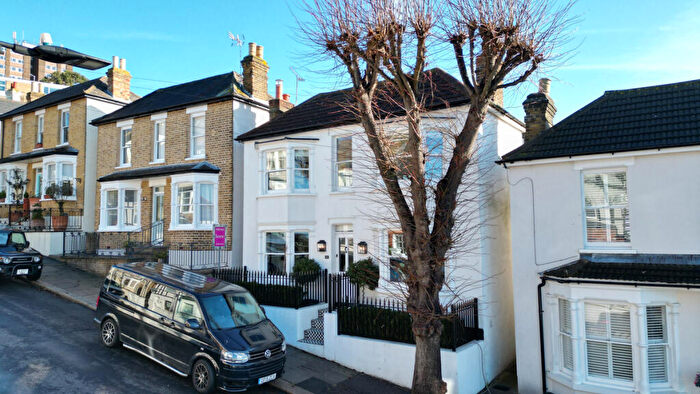 2 Bedroom Detached House For Sale In Hadleigh Road, Leigh-on-sea, SS9