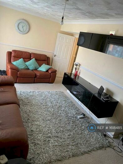 2 Bedroom Flat To Rent In Hillrise Road, Romford, RM5