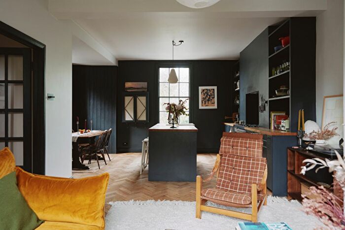 3 Bedroom Maisonette For Sale In Buckingham Road Ii, London, N1