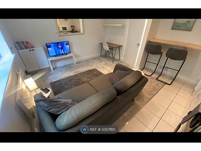 1 Bedroom Flat To Rent In Park Drive, Manchester, M16