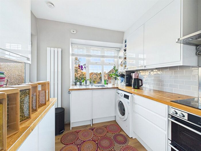 2 Bedroom Flat To Rent In Kelvin Drive, St Margarets, TW1