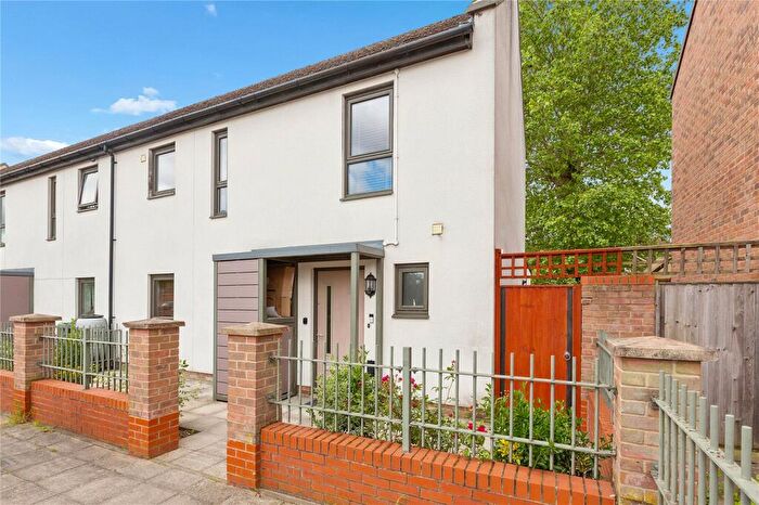 4 Bedroom End Of Terrace House For Sale In Kean Crescent, Dagenham, RM8