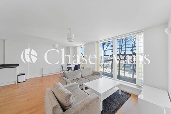 2 Bedroom Flat To Rent In Hallmark Court, Silver Wharf, Ursula Gould Way, Canary Wharf, London, E14