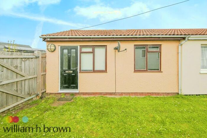 1 Bedroom Chalet To Rent In Tower Estate, Point Clear Bay, Clacton-On-Sea, CO16