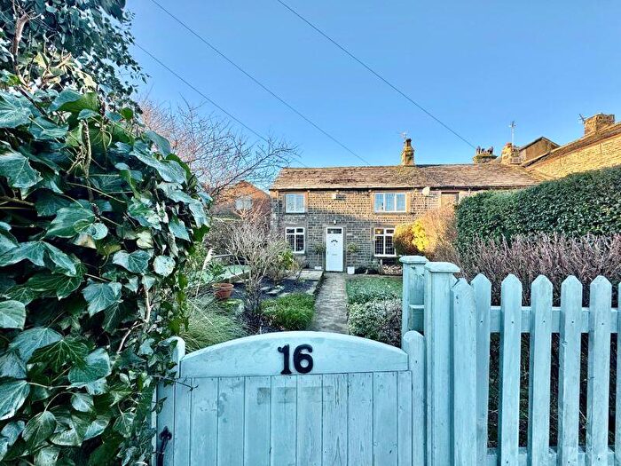 3 Bedroom Terraced House For Sale In South Parade, Stainland, HX4