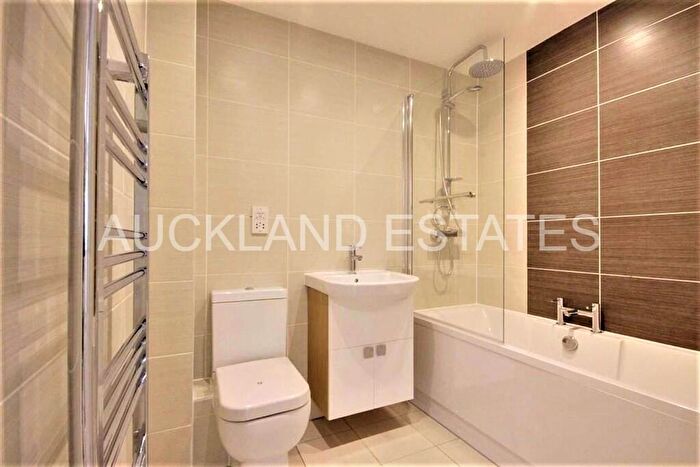 2 Bedroom Apartment To Rent In Wyllyotts Close, Potters Bar, EN6
