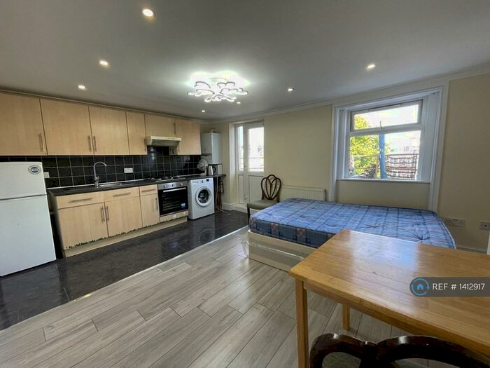 Studio To Rent In Stamford Hill, London, N16