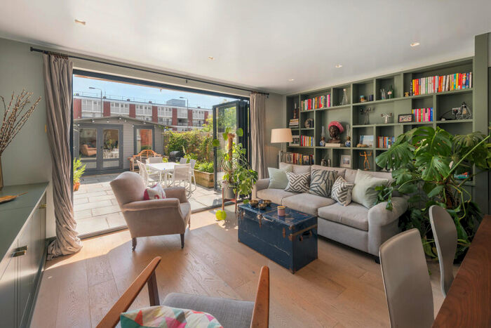 2 Bedroom Maisonette To Rent In Maskelyn Close, SW11