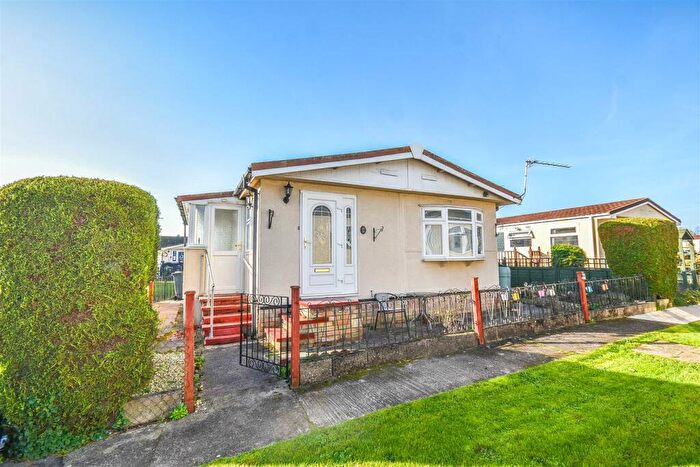 2 Bedroom Park Home For Sale In Dursley Vale Park, Cam, GL11