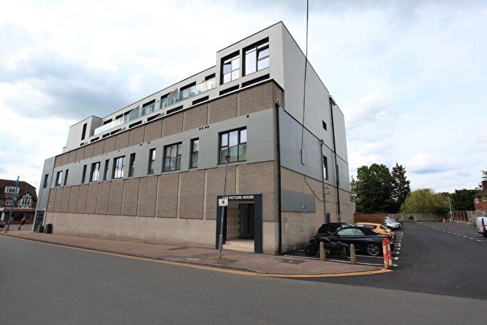 2 Bedroom Flat To Rent In Darkes Lane, Potters Bar, EN6