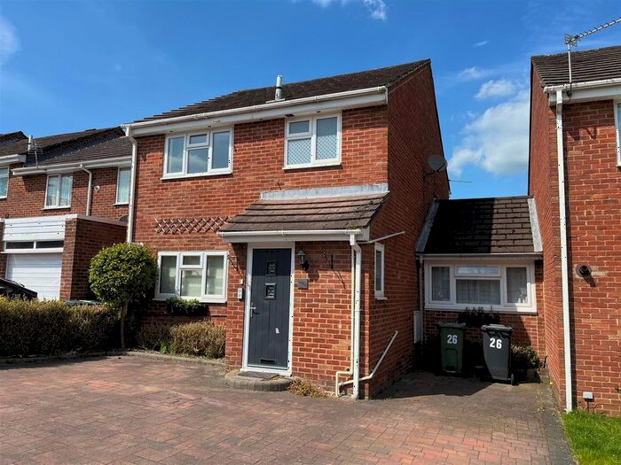 3 Bedroom Property To Rent In Woodside Close, Bordon, GU35