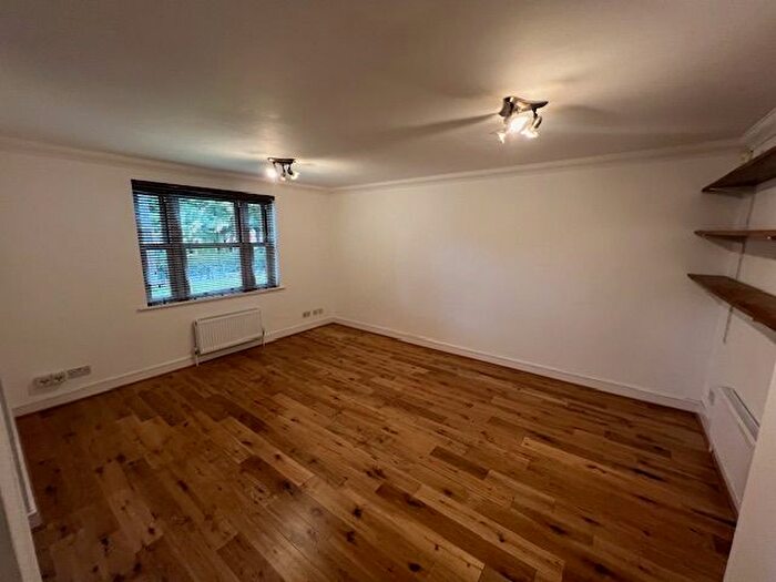 2 Bedroom Flat To Rent In Croxted Road, London, SE21