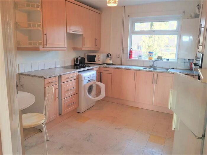 2 Bedroom Flat To Rent In Edgehill Avenue, Llanishen, Cardiff, CF14