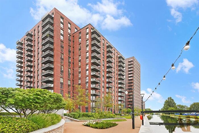 3 Bedroom Apartment To Rent In Waterview House, Gran Union, HA0