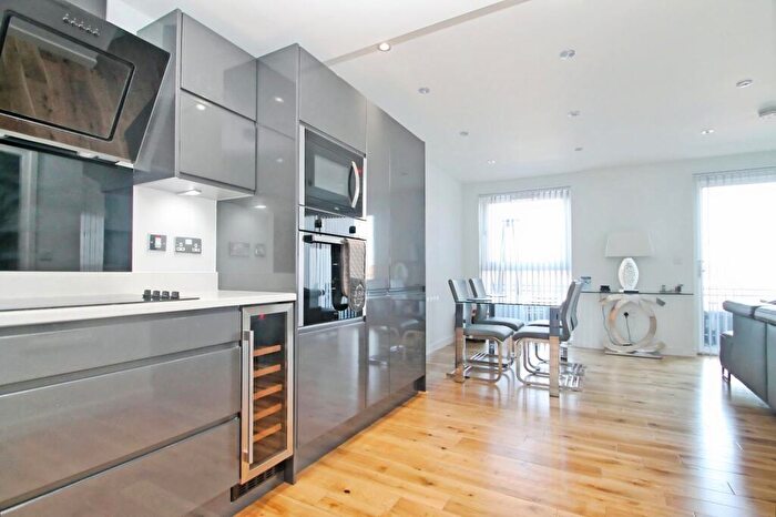 3 Bedroom Property To Rent In Tate House, New York Road, City Centre, Leeds, LS2