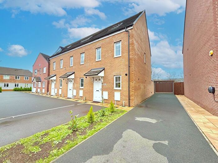 3 Bedroom Semi Detached House For Sale In Tilling Green, Dunstable, LU5