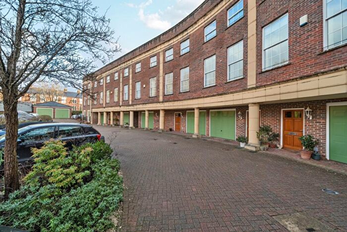 4 Bedroom Town House To Rent In Bath Place Winchester, SO22