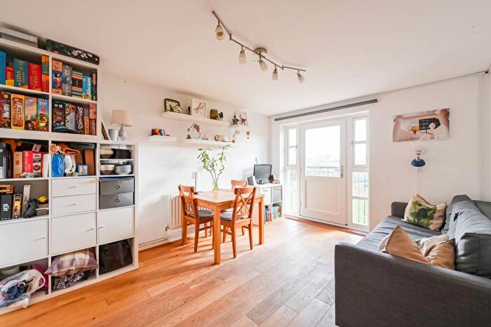 2 Bedroom Flat For Sale In Reeves Road, Bow, London, E3