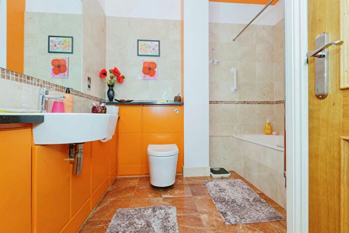 2 Bedroom Flat For Sale In Edith Murphy Close, Birstall, Leicester, LE4