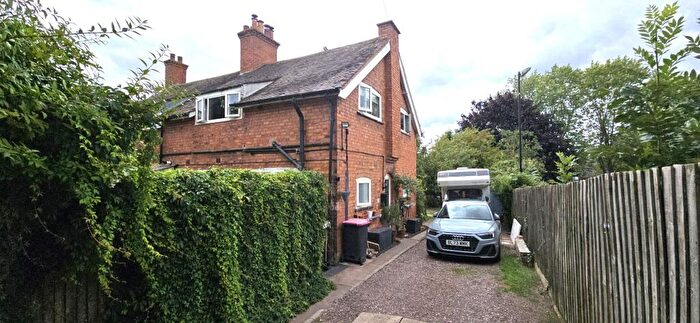 3 Bedroom Semi-Detached House For Sale In Sunnyside Coventry Road, Kingsbury, B78