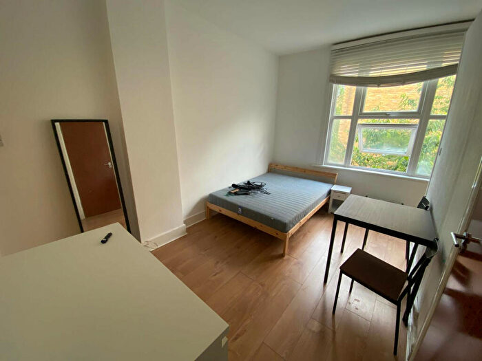 Flat To Rent In Studio Flat/Farleigh Road, N16
