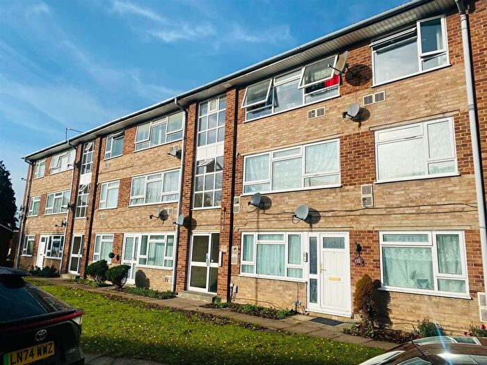 3 Bedroom Flat For Sale In Travellers Way, Hounslow, TW4
