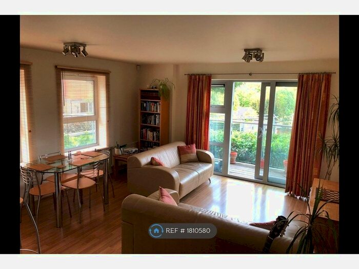 2 Bedroom Flat To Rent In Queen Mary Avenue, London, E18