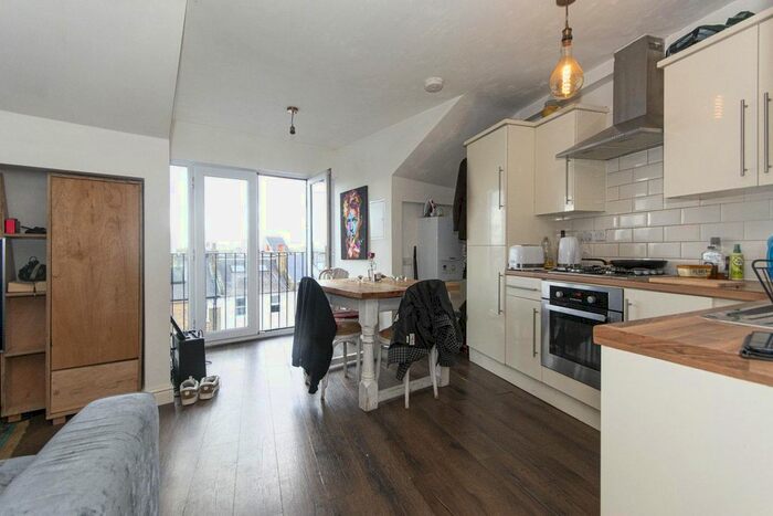 Studio To Rent In Lavender Hill, London, SW11