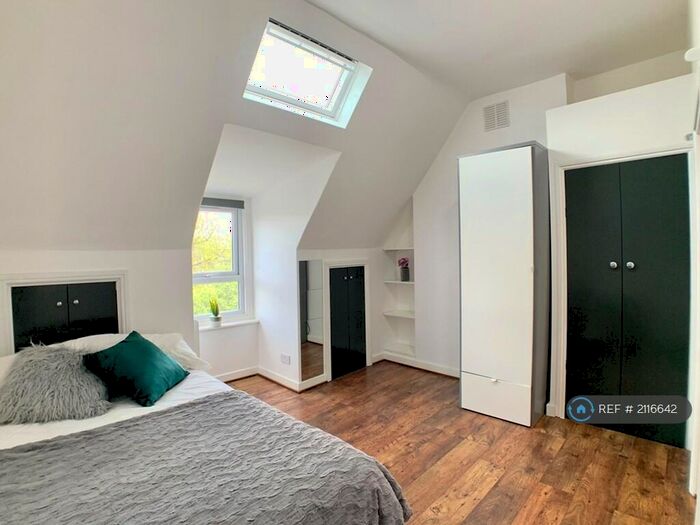 Studio To Rent In Ferme Park Road, London, N4