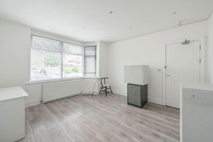 6 Bedroom Flat To Rent In Oak Gardens, Edgware, Edgware, HA8