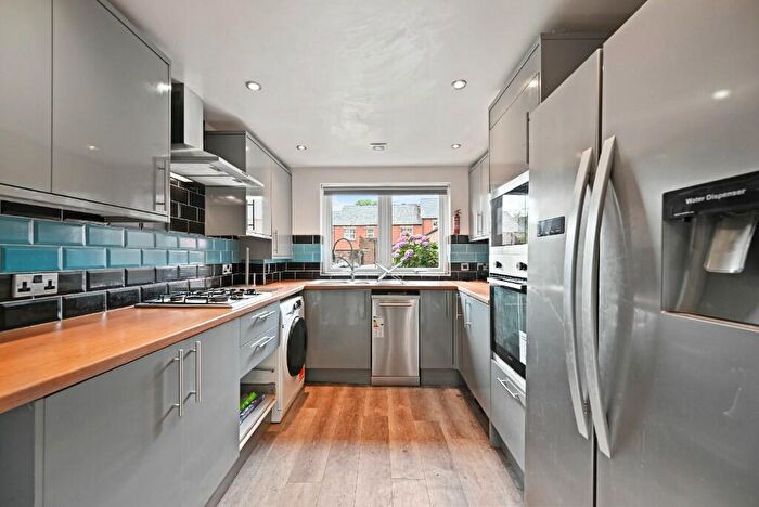 6 Bedroom Semi-Detached House To Rent In Cemetery Road, Sheffield, S11